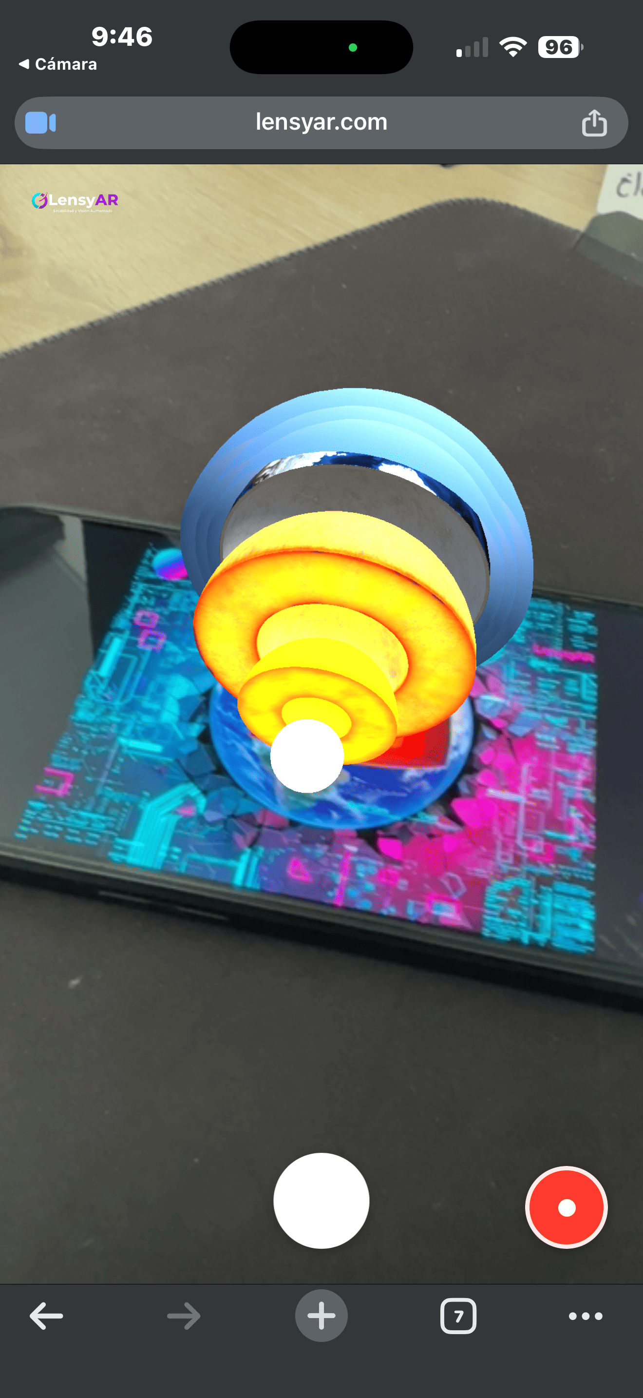 Sección transversal 3D de la Tierra mostrando capas internas (corteza, manto, núcleo) en Realidad Aumentada con LensyAR Studio, capturado desde un iPhone